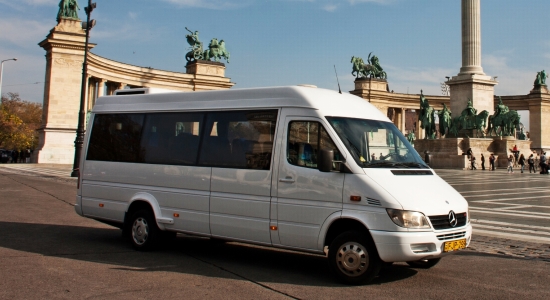 Trasferimento di taxi per aeroporto di budapest a città mercedes minibus 17 posti